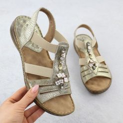 Sandały damskie wsuwane na gumki złote eVento 8849. Żółte sandały damskie eVento, bez wzorów, ze skóry ekologicznej, bez obcasa, bez zapięcia. Za 129.99 zł.