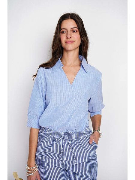 William de Faye Bluzka w kolorze niebieskim rozmiar: 38. Niebieskie bluzki damskie William de Faye, bez wzorów, klasyczne, bez kołnierzyka, bez ramiączek. Za 123.25 zł.