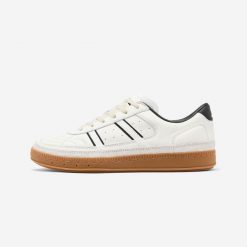 Sneakersy Player 80 skórzane. Białe obuwie sportowe damskie Decathlon, z gumy, bez zapięcia, trekkingowe. Za 229.99 zł.