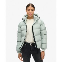 Kurtka sportowa pikowana z kapturem SUPERDRY. Szare kurtki sportowe damskie Superdry, bez wzorów, z kapturem. W wyprzedaży za 371.50 zł.