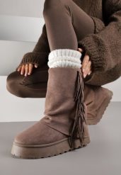 Jasnobrązowe Botki w Stylu Śniegowców z Frędzlami i Cholewką Imitującą Nogawkę Sierafera. Brązowe botki damskie Born2be, z jeansu, bez obcasa, na płaskiej podeszwie, bez zapięcia. Za 139.99 zł.