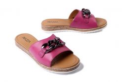 PIAZZA 900159-43 pink, klapki damskie. Czerwone klapki damskie Piazza, z aplikacjami, bez obcasa, na płaskiej podeszwie, bez zapięcia. Za 185.43 zł.