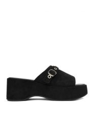 Guess Jeans Klapki CEO-HY20091-1 Czarny. Czarne klapki damskie Guess Jeans, z aplikacjami, z jeansu, bez obcasa, bez zapięcia. Za 249.99 zł.