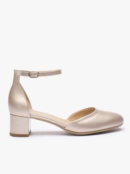 Platynowe ślubne czółenka ze skóry licowej. Brązowe czółenka damskie Ryłko, bez wzorów, ze skóry, z okrągłym noskiem, bez obcasa, na obcasie. Za 399.99 zł.