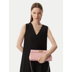 Torebka Tommy Hilfiger. Czerwone torebki wieczorowe damskie Tommy Hilfiger, bez wzorów, bez dodatków. Za 529.99 zł.