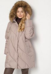 Ciemnobeżowa Kurtka z Asymetrycznym Pikowaniem i Kapturem z Futerkiem Ruvita. Brązowe kurtki damskie Born2be, plus size, bez wzorów, z dzianiny. Za 279.99 zł.