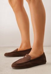 Brązowe Mokasyny VICES ze Skórzaną Wkładką i Metalową Ozdobą Aquilin. Brązowe mokasyny damskie Born2be, z materiału, z okrągłym noskiem, bez obcasa. Za 89.99 zł.