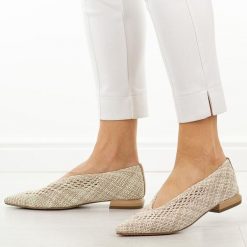 Beżowe przewiewne półbuty damskie T.Sokolski 135. Brązowe półbuty damskie Sokolski, na lato, w ażurowe wzory, z jeansu, bez obcasa, na obcasie, bez zapięcia. W wyprzedaży za 175.12 zł.