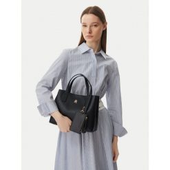 Torebka Tommy Hilfiger. Czarne torebki klasyczne damskie Tommy Hilfiger, bez dodatków. Za 649.99 zł.