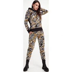 Spodnie dresowe VERSACE JEANS COUTURE. Spodnie dresowe damskie Versace Jeans Couture, m, bez wzorów, z dresówki. W wyprzedaży za 982.17 zł.
