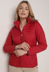 Czerwona Pikowana Kurtka Przejściowa z Ozdobną Lamówką przy Kapturze Tidorna. Czerwone kurtki damskie Born2be, l, bez wzorów, z jeansu, bez kaptura. Za 89.99 zł.