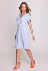 Sukienka oversize o prostym kroju z dekoltem V błękitna. Niebieskie sukienki damskie Stylove, bez wzorów, z poliesteru, biznesowe, bez ramiączek. Za 289.00 zł.