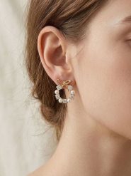 Atelier MIU Kolczyki-wkrętki z perłami i cyrkoniami rozmiar: onesize. Białe kolczyki damskie atelier MIU, z cyrkonią, z mosiądzu. Za 69.95 zł.