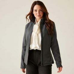 Damska kurtka softshell Ablaze z nadrukiem. Szare kurtki damskie Regatta, na jesień, bez wzorów, z softshellu, bez kaptura. Za 199.99 zł.