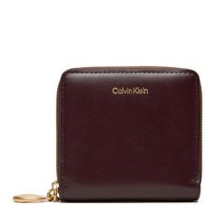 Portfel Calvin Klein. Czerwone portfele damskie Calvin Klein, bez wzorów. Za 179.99 zł.