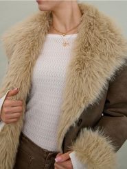 Naszyjnik z zawieszką psa - złoty. Żółte naszyjniki damskie Sinsay, złote. Za 9.99 zł.