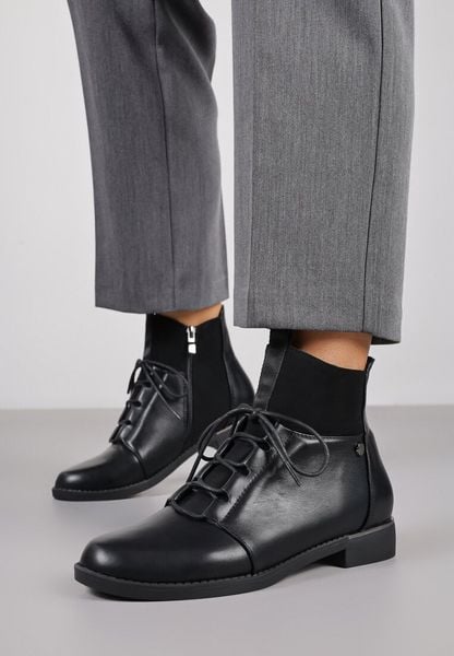 Czarne Sznurowane Botki Vices z Elastycznymi Wstawkami Ganddie. Czarne botki damskie Born2be, z jeansu, klasyczne, bez obcasa, na płaskiej podeszwie, bez zapięcia. Za 99.99 zł.