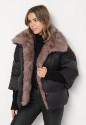 Czarna Pikowana Kurtka Oversize z Futrzanymi Zdobieniami Saranessa. Czarne kurtki damskie Born2be, l, z aplikacjami, z dzianiny, bez kaptura. Za 269.99 zł.