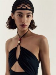 Ażurowa czapka - czarny. Czarne czapki damskie Reserved, w ażurowe wzory. W wyprzedaży za 29.99 zł.