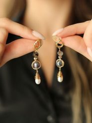 Pierres delicates Pozłacane kolczyki-wkrętki z perłami i masą perłową rozmiar: onesize. Białe kolczyki damskie Pierres delicates, z perłą, pozłacane. Za 69.99 zł.