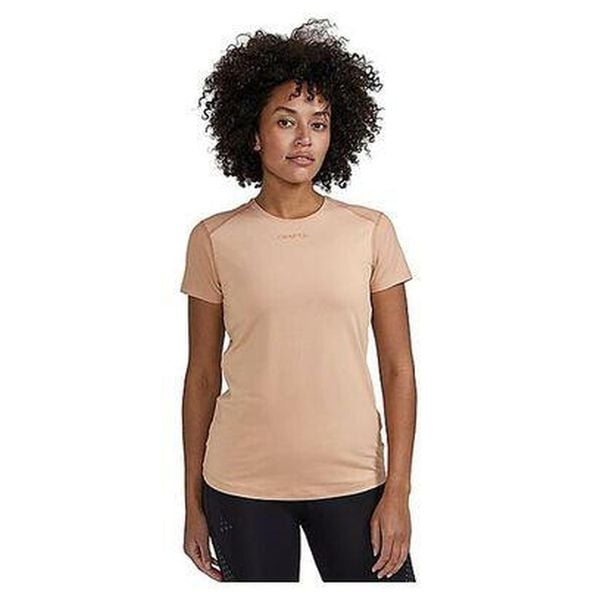 Damska koszulka o wąskim kroju Craft ADV Essence. Czerwone koszulki damskie Craft, bez wzorów, bez ramiączek, do biegania. Za 162.50 zł.