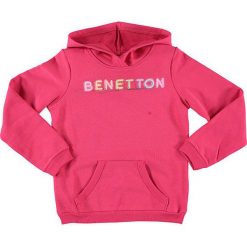 Bluza w kolorze różowym. Czerwone bluzy niemowlęce Benetton, z nadrukiem, z bawełny. W wyprzedaży za 35.95 zł.