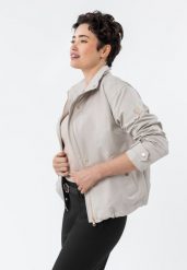 Krótka kurtka przejściowa J-MELBA. Brązowe kurtki damskie Volcano, na wiosnę, s, bez wzorów, z materiału, bez kaptura. Za 299.99 zł.