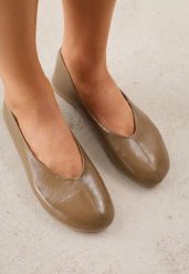 Zielone Minimalistyczne Balerinki z Okrągłym Noskiem Katara. Zielone balerinki damskie Born2be, bez wzorów, z jeansu, z okrągłym noskiem. Za 79.99 zł.