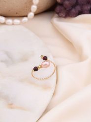 Pierres de Jade Pozłacany pierścionek z perłą i agatami rozmiar: onesize. Brązowe pierścionki damskie Pierres de Jade, z agatem, pozłacane. Za 30.99 zł.