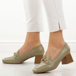 Oliwkowe półbuty damskie na słupku M.Daszyński 25141-1. Zielone półbuty damskie M.Daszyński, na jesień, bez wzorów, ze skóry, bez obcasa, na słupku, bez zapięcia. Za 179.00 zł.