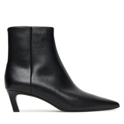 Botki Calvin Klein. Czarne botki damskie Calvin Klein, bez obcasa, na słupku, bez zapięcia. Za 679.99 zł.