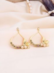 Pierres de Jade Pozłacane kolczyki-wkrętki z perłami i kamieniami szlachetnymi rozmiar: onesize. Białe kolczyki damskie Pierres de Jade, z cyrkonią, pozłacane. Za 39.99 zł.