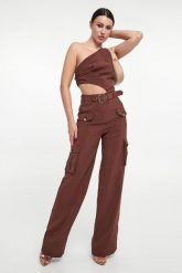 Kombinezon damski VERSACE JEANS COUTURE. Kombinezony damskie Versace Jeans Couture, bez wzorów, z jeansu, bez kołnierzyka, bez ramiączek. W wyprzedaży za 1,793.40 zł.