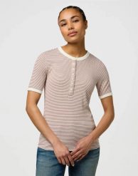 DAMSKA KOSZULKA WRANGLER FEMME KNIT HENLEY COGNAC 112370741. Brązowe koszulki damskie Wrangler, l, bez wzorów, bez kołnierzyka, bez ramiączek. Za 89.99 zł.