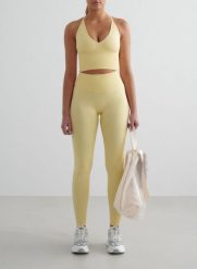 Damskie legginsy invisible scrunch, squat proof Shape Seamless żółte. Żółte legginsy sportowe damskie Aim'n, s, bez wzorów, z dzianiny, z podwyższonym stanem, na fitness i siłownię. Za 297.00 zł.