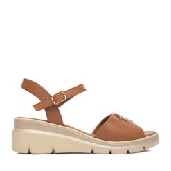 Sandały Lasocki. Brązowe sandały damskie Lasocki, bez wzorów, bez obcasa, na koturnie, bez zapięcia. Za 179.99 zł.