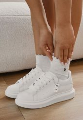 Białe Klasyczne Sneakersy z Ozdobną Zawieszką Tenevia. Białe obuwie sportowe damskie Born2be, bez zapięcia. Za 54.99 zł.