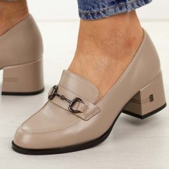 Beżowe skórzane mokasyny damskie na obcasie Vinceza 18116. Brązowe mokasyny damskie VINCEZA, na jesień, ze skóry, z okrągłym noskiem, bez obcasa. Za 229.00 zł.