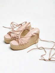 Bellucci Sandały w kolorze jasnoróżowym na koturnie rozmiar: 38. Różowe sandały damskie Bellucci, bez wzorów, z otwartym noskiem, bez obcasa, na koturnie, bez zapięcia. Za 87.61 zł.