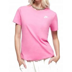 Koszulka Damska Nike Różowa Bawełniana T-Shirt Sportowa. Czerwone koszulki sportowe damskie Nike, bez wzorów, z bawełny, bez ramiączek. Za 116.00 zł.