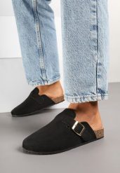 Czarne Klapki w Stylu Chodaków z Klamrami Lilamira. Czarne klapki damskie Born2be, z aplikacjami, ze lnu, bez obcasa, na płaskiej podeszwie, bez zapięcia. Za 59.99 zł.