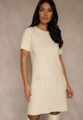 Jasnobeżowa Sweterkowa Sukienka Trapezowa z Perełkami przy Dekolcie i Kieszeniach Fenatusa. Brązowe sukienki damskie Renee, bez wzorów, z dzianiny, bez ramiączek. Za 79.99 zł.