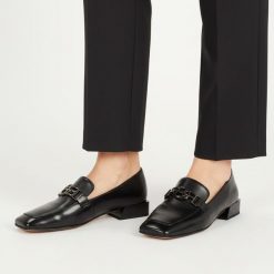 Półbuty damskie S.Barski, cholewka skóra naturalna licowa wsuwany fason metalowa ozdoba z przodu niski stabilny obcas zaokrąglono kwadratowy nosek kl. Czarne czółenka damskie S.BARSKI, z aplikacjami, ze skóry, bez obcasa, na obcasie. Za 389.00 zł.