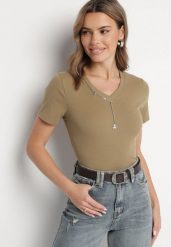 Ciemnozielony Bawełniany T-shirt Ozdobiony Marszczeniem i Łańcuszkiem Olitrea. Zielone t-shirty damskie Born2be, m, bez wzorów, z bawełny, bez kołnierzyka. Za 34.99 zł.