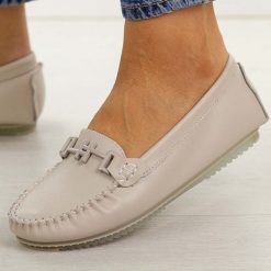 Beżowe skórzane mokasyny damskie S.Barski 7034. Brązowe mokasyny damskie S.BARSKI, na jesień, z jeansu, z okrągłym noskiem, bez obcasa. Za 219.00 zł.