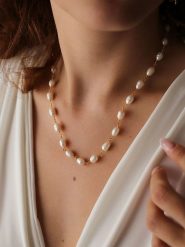 Pierres delicates Pozłacany naszyjnik z perłami - dł. 43 cm rozmiar: onesize. Białe naszyjniki damskie Pierres delicates, z perłą, pozłacane. Za 93.94 zł.