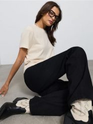 Jeansy straight wide leg z wysokim stanem - czarny. Czarne jeansy damskie Sinsay, z podwyższonym stanem. Za 59.99 zł.
