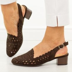 D. Brązowe sandały damskie na obcasie M.Daszyński Sa210-13. Brązowe sandały damskie M.Daszyński, w ażurowe wzory, z zamszu, z okrągłym noskiem, bez obcasa, na obcasie, bez zapięcia. Za 179.00 zł.