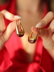 Pierres de Jade Pozłacane kolczyki z agatem rozmiar: onesize. Brązowe kolczyki damskie Pierres de Jade, z agatem, pozłacane. Za 75.16 zł.