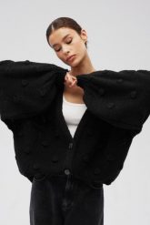 Kardigan zapinany na guziki w kolorze BLACK - BUBLE. Czarne kardigany damskie Marsala, uniwersalny, bez wzorów, z jeansu. Za 349.90 zł.